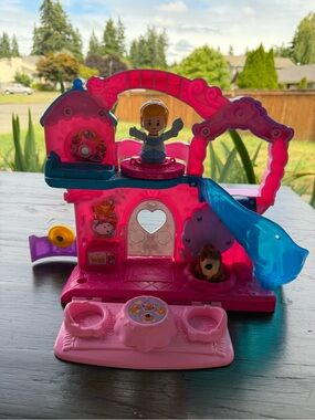 Little people Cinderella castle with 2 toys in excellent condition
